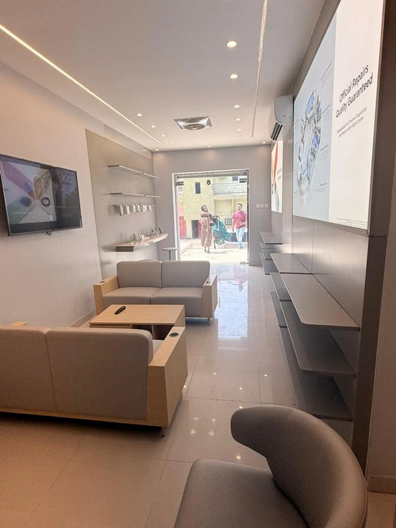 Inside the HONOR service center
