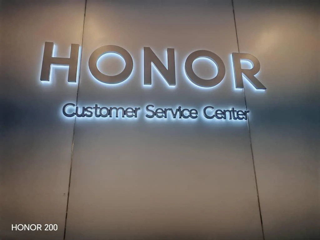 Inside the HONOR service center