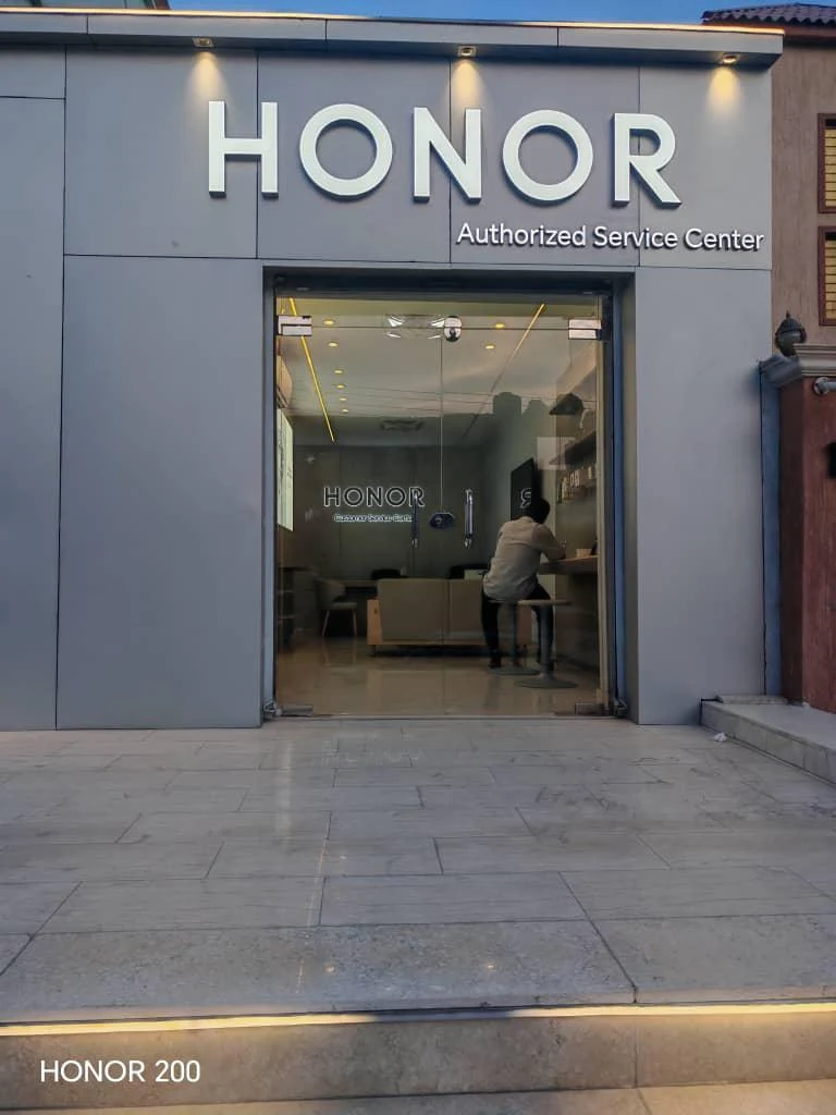 Inside the HONOR service center